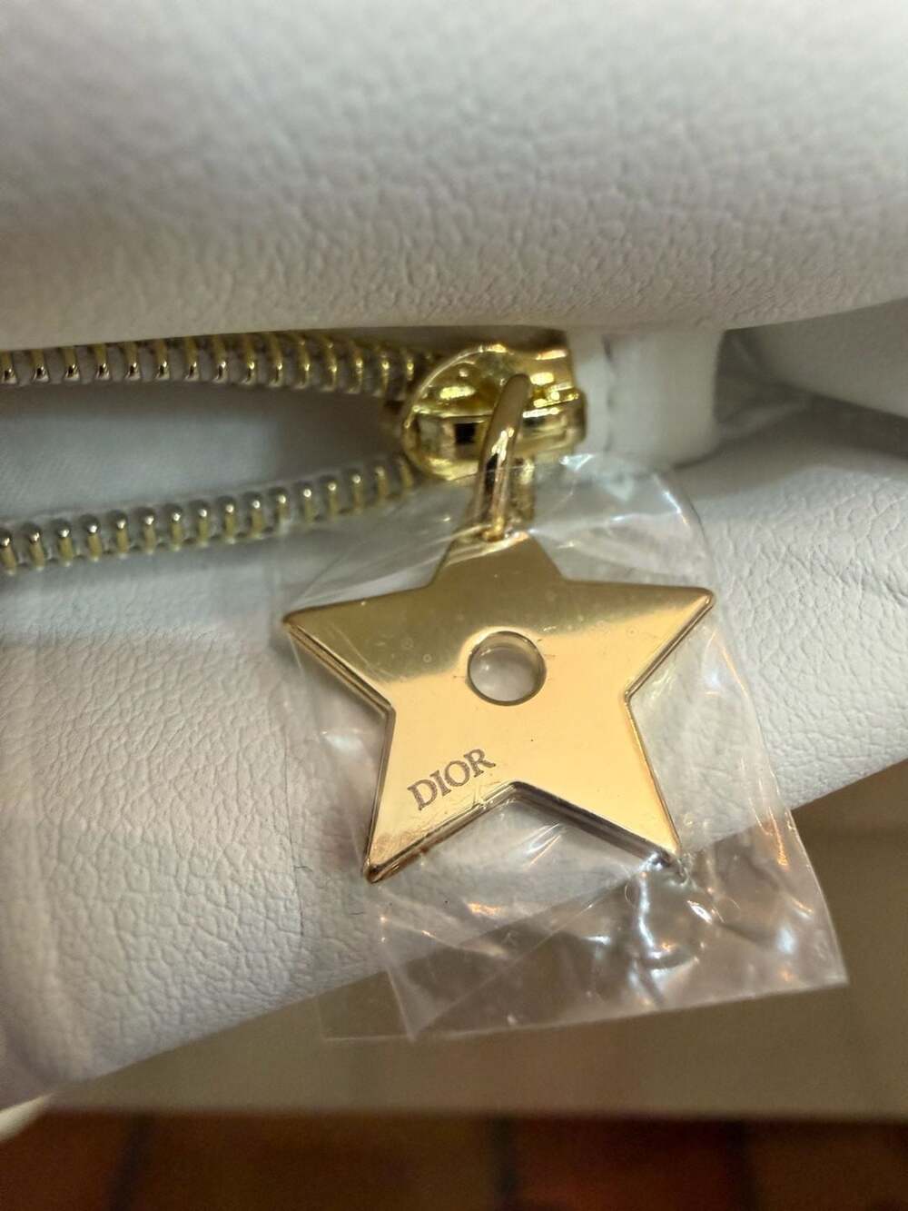 Dior Beauty White Quilted VIP Gift Cosmetics Pouch with Star Zipper Charm - Picture 7 of 8